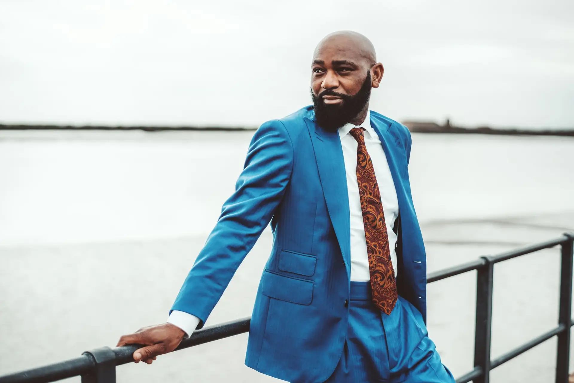 Homme africain dans un élégant costume bleu